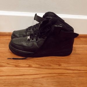 Men’s Black Air Force 1’s Mid Top